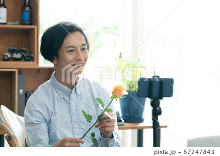 リモートでプロポーズをする男性 67247843