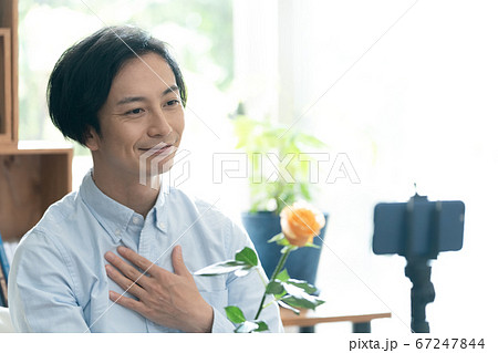 リモートでプロポーズをする男性の写真素材