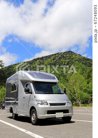 爽やかな青空とキャンピングカー 車旅 爽やかな青空とキャンピングカー 車旅 67248093