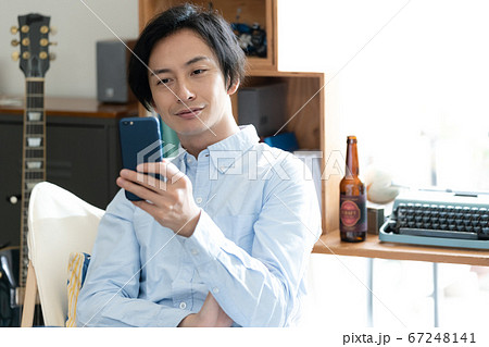 スマホでオンラインデートをする男性 スマホでオンラインデートをする男性 67248141