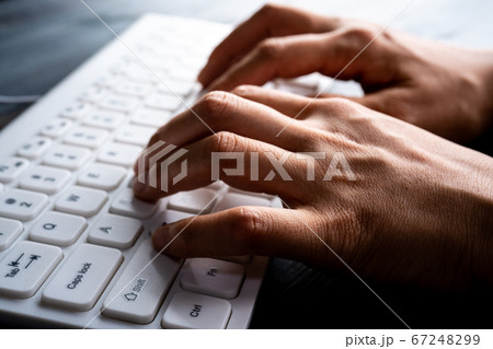 キーボード入力　タイピング 67248299