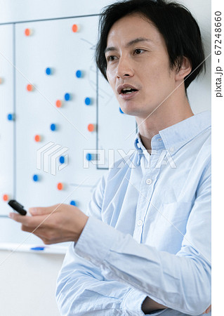戦術を伝えるコーチの男性 戦術を伝えるコーチの男性 67248660