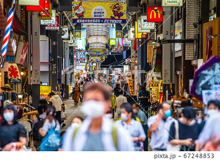日本の東京都市景観 東京・浅草の新仲見世商店街を歩くマスク姿の観光客ら＝7月5日 67248853