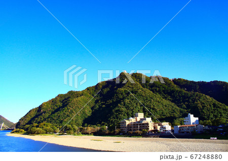 岐阜市、金華山と長良川温泉の風景 67248880