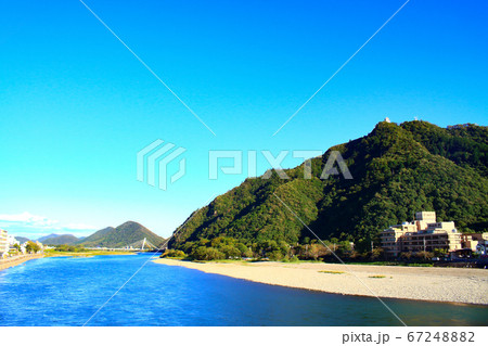 岐阜市、金華山と長良川温泉の風景 67248882