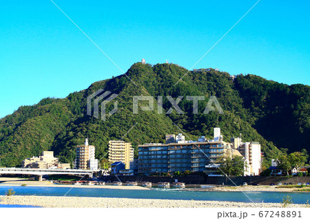 岐阜市、金華山と長良川温泉の風景 67248891