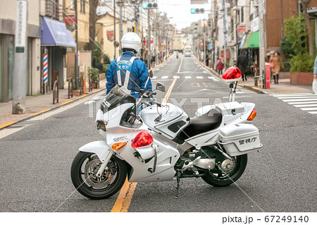 白バイによる道路封鎖の交通規制 67249140