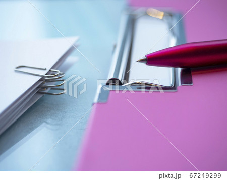 ビジネスイメージ・バインダー・書類・女性 67249299
