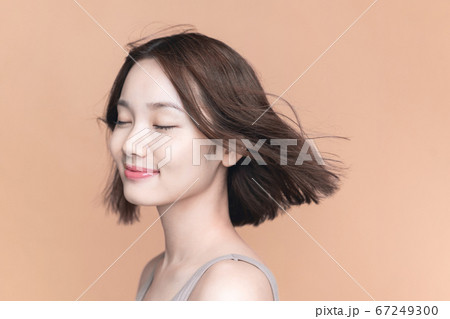 女性のヘアケアイメージ  美髪　美容　スキンケア 67249300