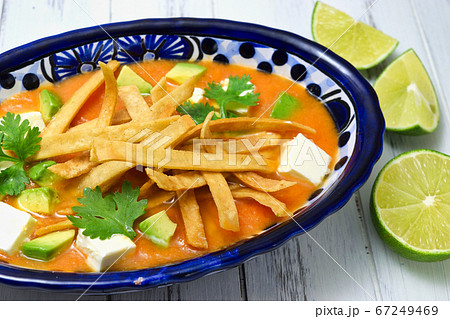 メキシコ料理のソパ・デ・アステカ(ソパ・デ・トルティージャ) メキシコ料理のソパ・デ・アステカ(ソパ・デ・トルティージャ) 67249469