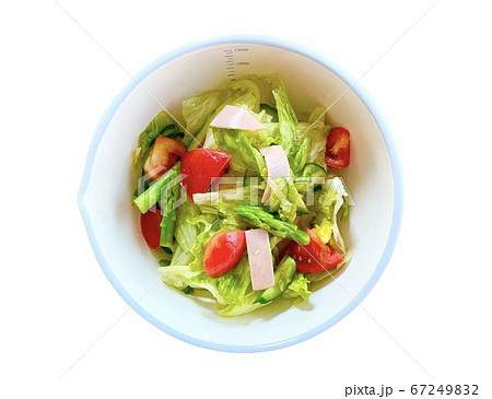 ホーロー製ボウルに盛り付けた野菜サラダ 67249832