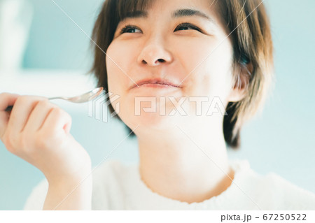 スプーンで食べるアラサー女子 67250522