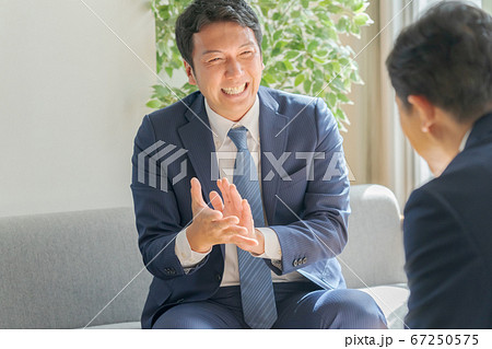 ヨイショする営業マン 67250575