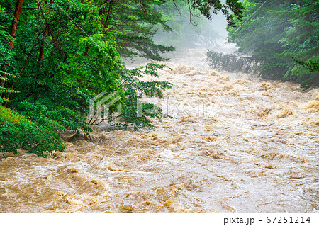 濁流 大雨の後の川 【長野県】 濁流 大雨の後の川 【長野県】 67251214