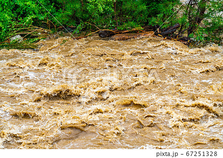 濁流　大雨の後の川　【長野県】 67251328