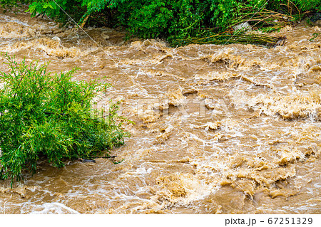 濁流 大雨の後の川 【長野県】 濁流 大雨の後の川 【長野県】 67251329