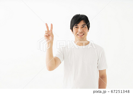ミドル男性 ピースサイン ミドル男性 ピースサイン 67251348