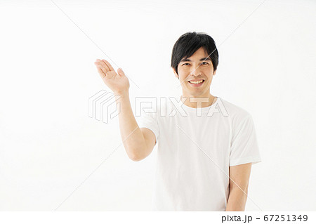ミドル男性　手かざし 67251349