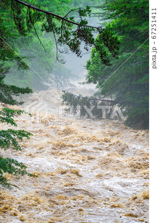 濁流　大雨の後の川　【長野県】 67251411