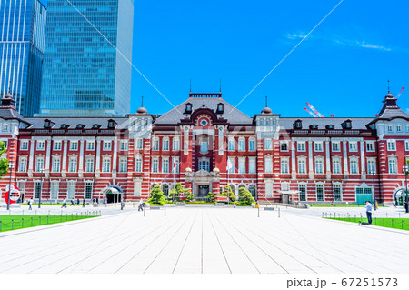 東京駅　丸の内口　駅前風景 67251573