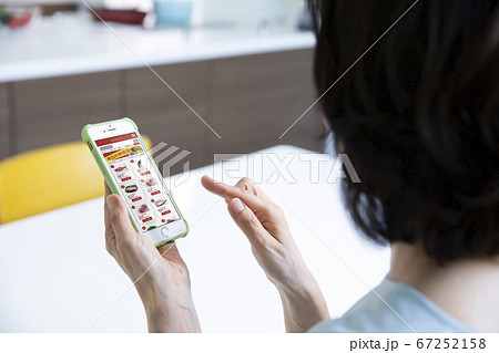 ネットスーパー（画面はピクスタのために作成したダミーです） 67252158