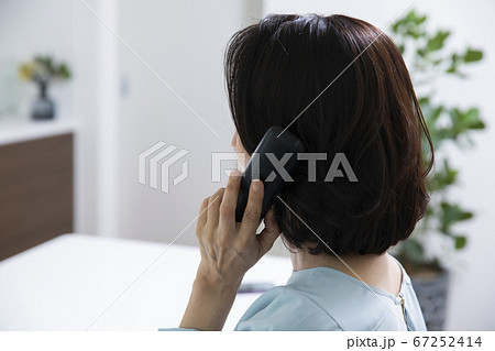 電話する女性　後姿　 67252414