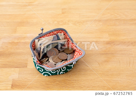 がま口財布とお金 67252765