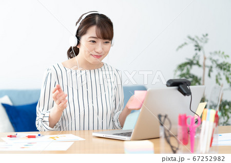 テレワーク 自宅で白いヘッドフォンをつけてウェブ会議をする若い女性 テレワーク 自宅で白いヘッドフォンをつけてウェブ会議をする若い女性 67252982