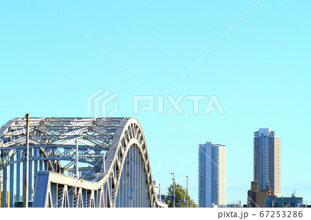 岐阜市、忠節橋と岐阜駅前高層ビル群の風景 67253286