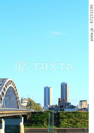 岐阜市、忠節橋と岐阜駅前高層ビル群の風景 67253290