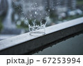 ベランダに落ちる水滴 67253994