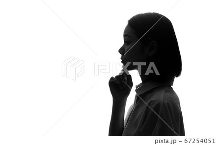 考える女性 シルエットの写真素材