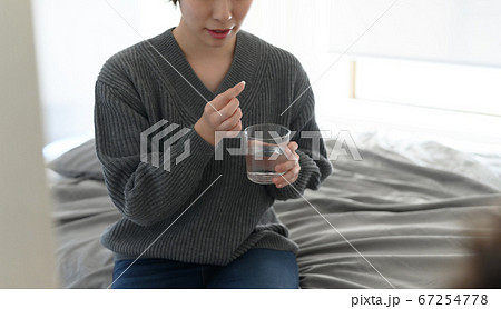 一人暮らしの女性 一人暮らしの女性 67254778
