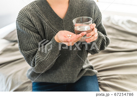 一人暮らしの女性 67254786