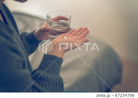 一人暮らしの女性 一人暮らしの女性 67254796