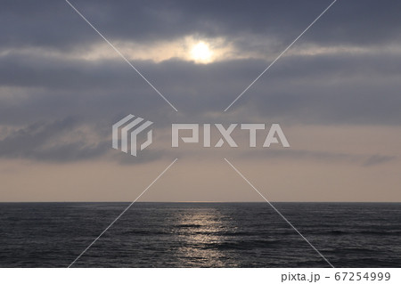 日本海の夕景 67254999