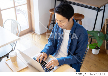 カフェでパソコンを操作する若い男性 ノマドワーク カフェでパソコンを操作する若い男性 ノマドワーク 67255134
