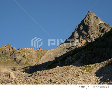 日本百名山の槍ヶ岳への登山道のグリーンバンドから見える槍ヶ岳と殺生ヒュッテと槍ヶ岳山荘 日本百名山の槍ヶ岳への登山道のグリーンバンドから見える槍ヶ岳と殺生ヒュッテと槍ヶ岳山荘 67256051