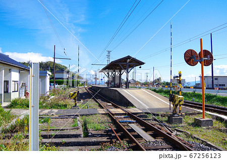 宍道湖沿いを走る一畑電車の線路とレトロな駅のホームと青い空の風景 … 島根県 松江市（晴れ） 67256123