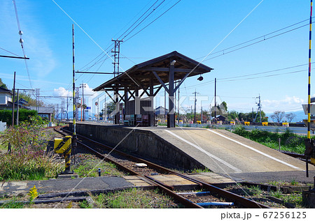 宍道湖沿いを走る一畑電車の線路とレトロな駅のホームと青い空の風景 … 島根県 松江市(晴れ) 宍道湖沿いを走る一畑電車の線路とレトロな駅のホームと青い空の風景 … 島根県 松江市(晴れ) 67256125