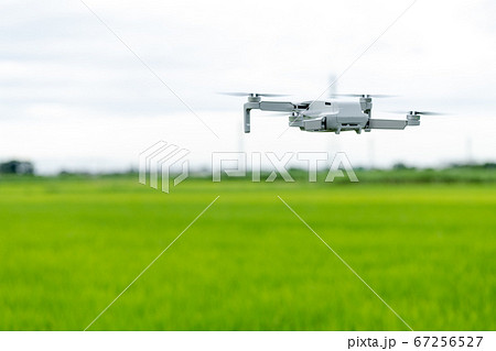 田んぼを空撮するドローン 田んぼを空撮するドローン 67256527