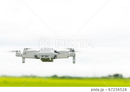 田んぼを空撮するドローン 田んぼを空撮するドローン 67256528