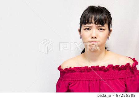 怒る女性（白背景） 67256588
