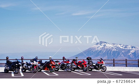 駐車場に並べられたバイク　青空バック 67256614