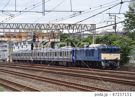 東海道本線　戸塚－大船　JR東日本　EF64-1030（長岡）＋E235系1000番台　J-02編成 67257151