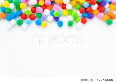 カラフル フェルト玉 白背景 カラフル フェルト玉 白背景 67258660