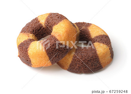 Chocolate banana sponge cakes 67259248