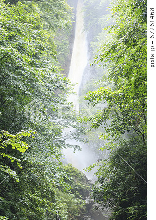 名瀑酒水の滝の豪雨の風景 名瀑酒水の滝の豪雨の風景 67261468
