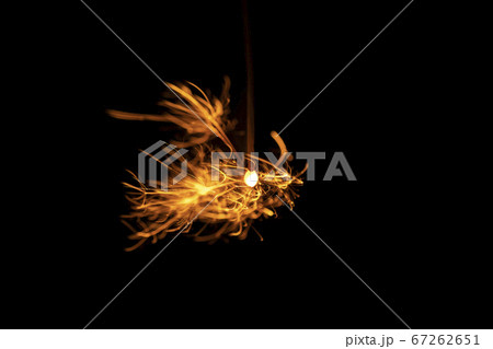 【夏イメージ】儚くも美しい線香花火 【夏イメージ】儚くも美しい線香花火 67262651