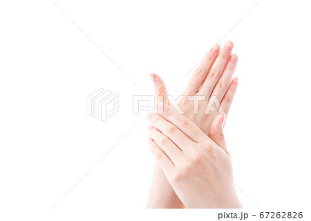 重ね合わせる手　美容イメージ 67262826